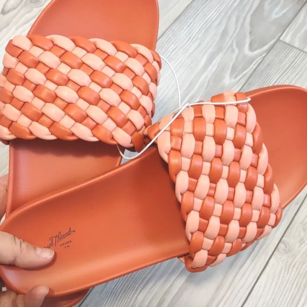 (62-1420)  Universal Thread  Polly Sandals Size 6.5